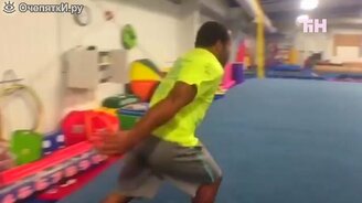 Делаем колесо и перевороты - смотреть видео (3:08)