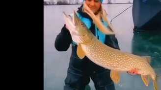 Приколы во время рыбалки зимой - смотреть видео (8:21)