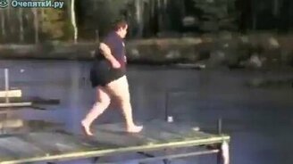 Толстяк пробивает лёд - смотреть видео (1:42)