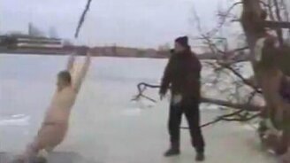 С тарзанки в прорубь - смотреть видео (0:57)