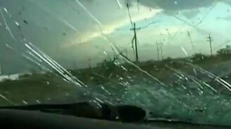 Град разбил стекло - смотреть видео (2:00)