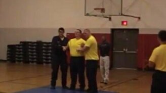 Выстрел в спину - смотреть видео (0:27)