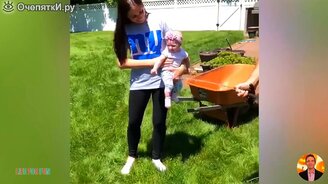 Малыши и собаки играются - смотреть видео (8:24)