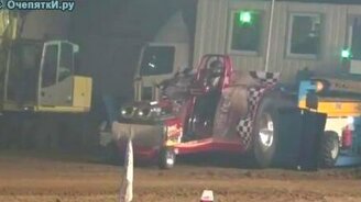 Гонки на тракторе - смотреть видео (0:47)