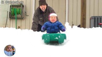 Малыши зимой на улице - смотреть видео (2:53)