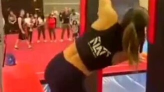 Спортсменка на полосе препятствий - смотреть видео (3:07)