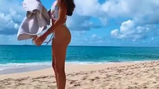 Пришла и плюхнулась на песок - смотреть видео (0:07)