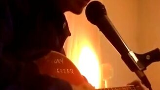 Дедушка, умеющий играть и петь - смотреть видео (0:54)