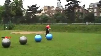 Проехался на шарах - смотреть видео (0:53)