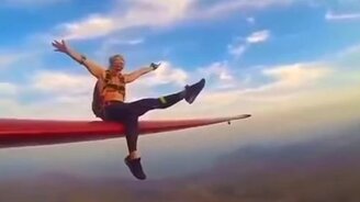 Прыжок барышни вниз - смотреть видео (0:38)