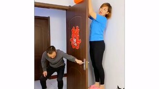 Решила разыграть мужа - смотреть видео (0:17)