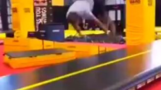 Удивительный трюк на мате - смотреть видео (0:12)