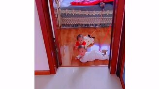 Как порой папы нянчат детей - смотреть видео (0:12)