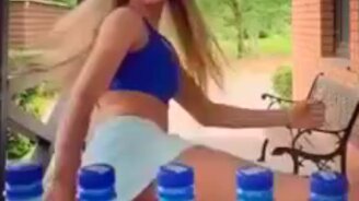 Женский удар ногой по крышкам - смотреть видео (0:11)