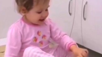 Неожиданно засмеялась - смотреть видео (0:10)