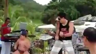 Маленький танцор в трусах - смотреть видео (0:37)