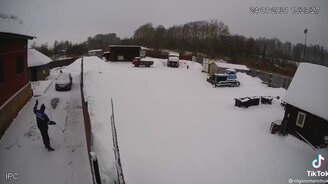 Потревожил лавину на крыше - смотреть видео (0:27)