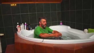 Залез в ванну с феном - смотреть видео (1:23)