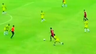 Красиво забил футбольный гол - смотреть видео (0:15)