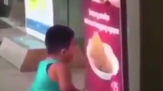 Маленький фанат еды - смотреть видео (0:10)