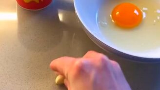 Способ отделить желток от белка - смотреть видео (0:16)