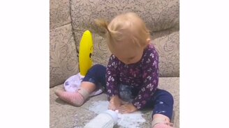 Оставила дочу в одиночестве с бутылочкой - смотреть видео (0:22)