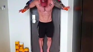 Чем опасен домашний спортивный инвентарь - смотреть видео (0:13)