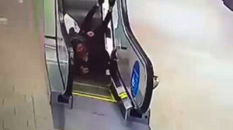 Неуклюжие барышни на эскалаторе - смотреть видео (0:31)