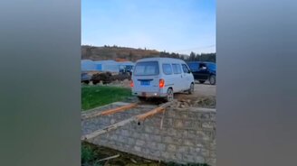 Как переехать через канал, если нет моста - смотреть видео (2:09)