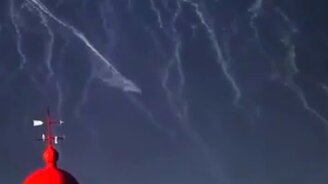 Когда ты крошечный, а сзади волна - смотреть видео (0:28)