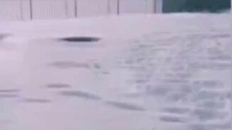 Авто занесло по крыши - смотреть видео (0:10)