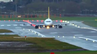 Взлёт самолёта боком - смотреть видео (0:23)