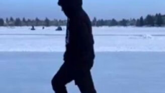 Лунная походка на коньках - смотреть видео (0:15)