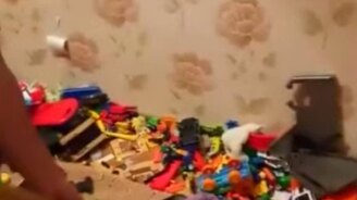 Папа быстро убирает игрушки - смотреть видео (0:14)