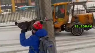 Тушение горящего автомобиля - смотреть видео (0:59)