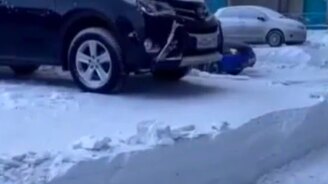 Авто на снежных пьедесталах - смотреть видео (0:21)