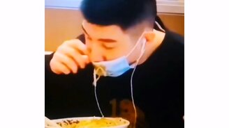 Забыл про маску на лице - смотреть видео (0:06)