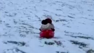 На каяке со снежной горки - смотреть видео (0:34)