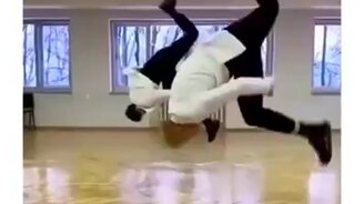 Почти зеркальная синхронность - смотреть видео (0:17)