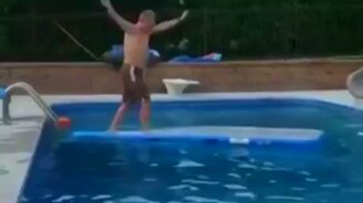 Трюк на матрасе провалился - смотреть видео (0:08)