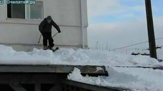 На лыжах с крыши - смотреть видео (0:12)