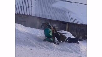 Полёт с мотоцикла с люлькой - смотреть видео (0:15)