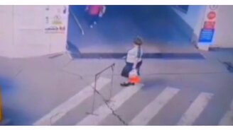 У женщины отказали тормоза - смотреть видео (0:06)