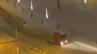 Ночной дрифт на тягаче - смотреть видео (0:42)