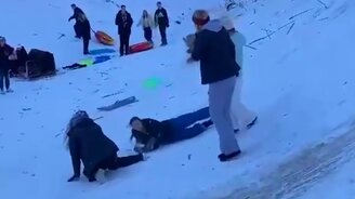 На ледянке с большой скоростью - смотреть видео (0:10)