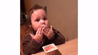 Хочет быть красивой, как мама - смотреть видео (0:35)