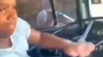 Юный мастер вождения автобуса - смотреть видео (0:25)