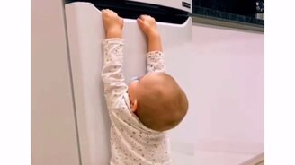 Довиселся на дверце холодильника - смотреть видео (0:11)