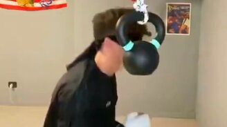 Жёсткая самотренировка - смотреть видео (0:12)