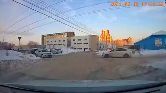 Опасный момент во дворе - смотреть видео (0:17)